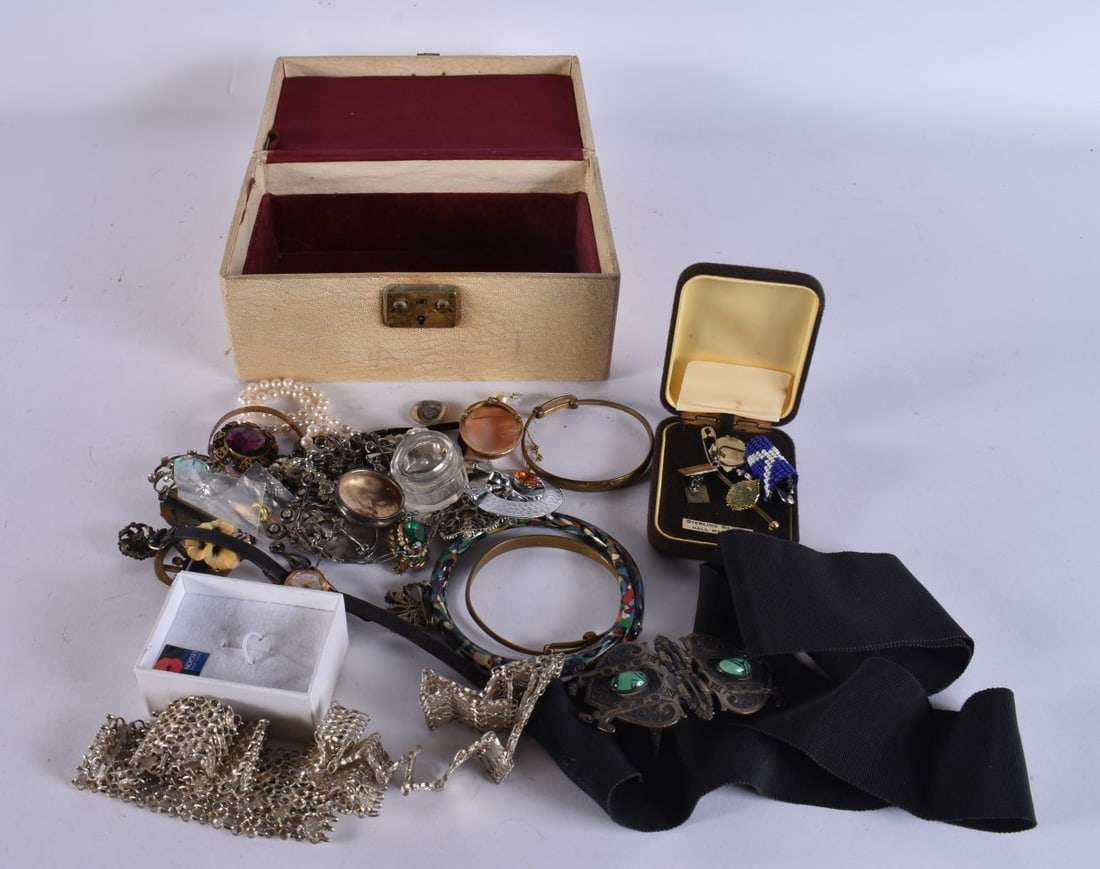 ASSORTED COSTUME JEWELLERY. (qty) (1 of 5)