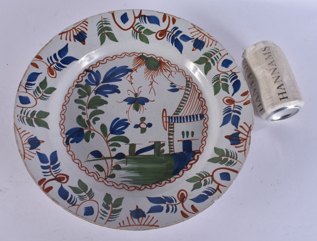 A LARGE 18TH CENTURY DELFT TIN GLAZED POTTERY DISH. 27 cm diameter. (1 of 4)