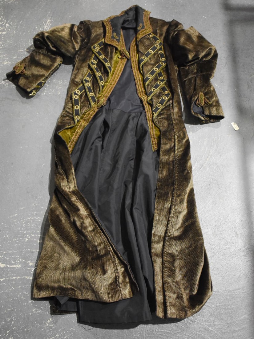 A VICTORIAN EMBROIDERED COAT. 120 cm long. (1 of 7)