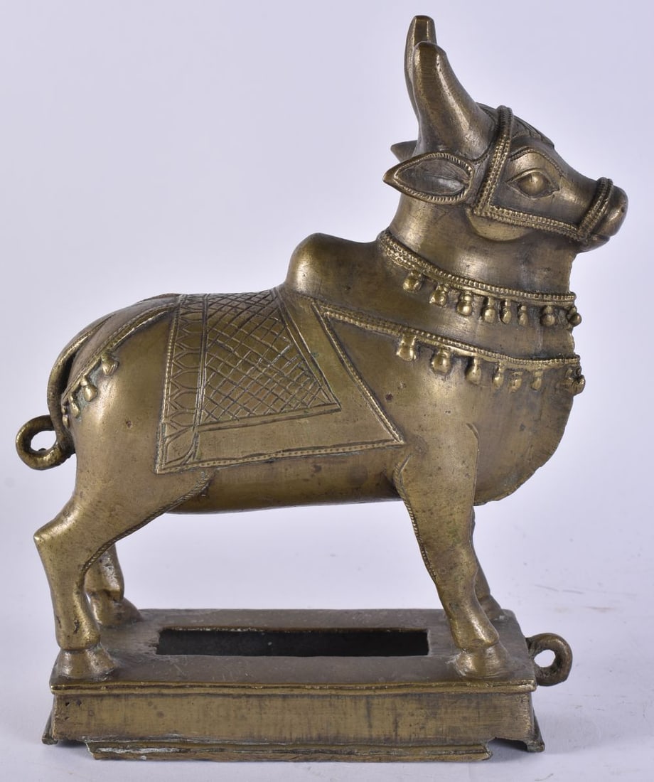 A 19TH CENTURY INDIAN BRONZE SACRED HINDU COW. 19 cm x 12 cm. (1 of 5)