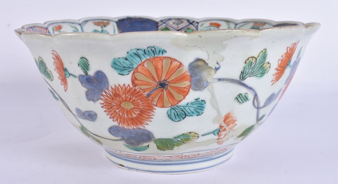 AN 18TH CENTURY JAPANESE EDO PERIOD IMARI PORCELAIN FLUTED BOWL painted with flowers. 21 cm x 10 cm. (1 of 7)