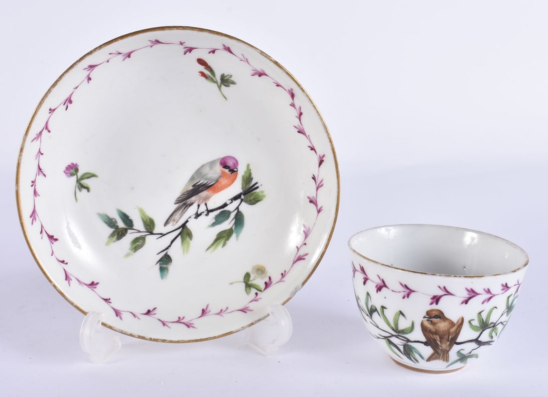 AN 18TH CENTURY DUTCH LOOSDRECHT PORCELAIN TEABOWL AND SAUCER painted with birds and foliage. 12.75 (1 of 8)
