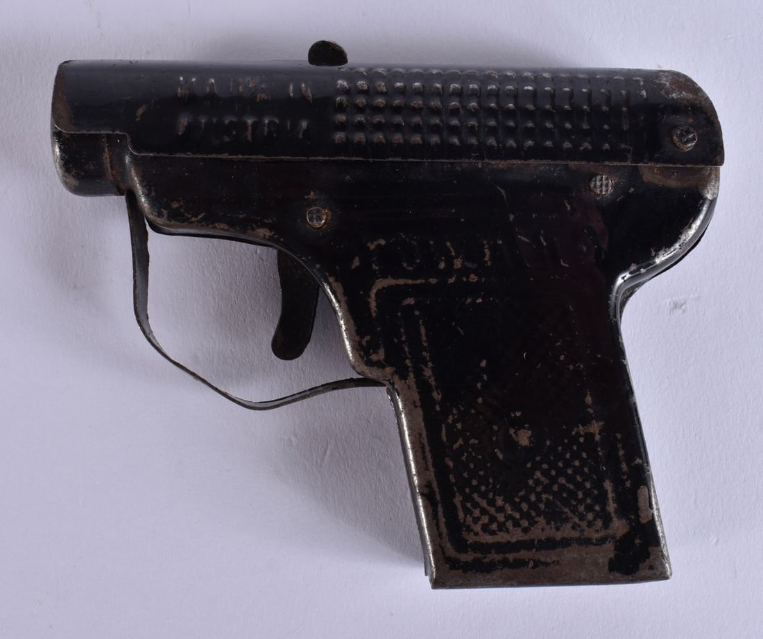 AN UNUSUAL VINTAGE AUSTRIAN TIN PLATE VESTA/MATCH STICK PISTOL. 9.5 cm x 8 cm.: AN UNUSUAL VINTAGE AUSTRIAN TIN PLATE VESTA/MATCH STICK PISTOL. 9.5 cm x 8 cm.