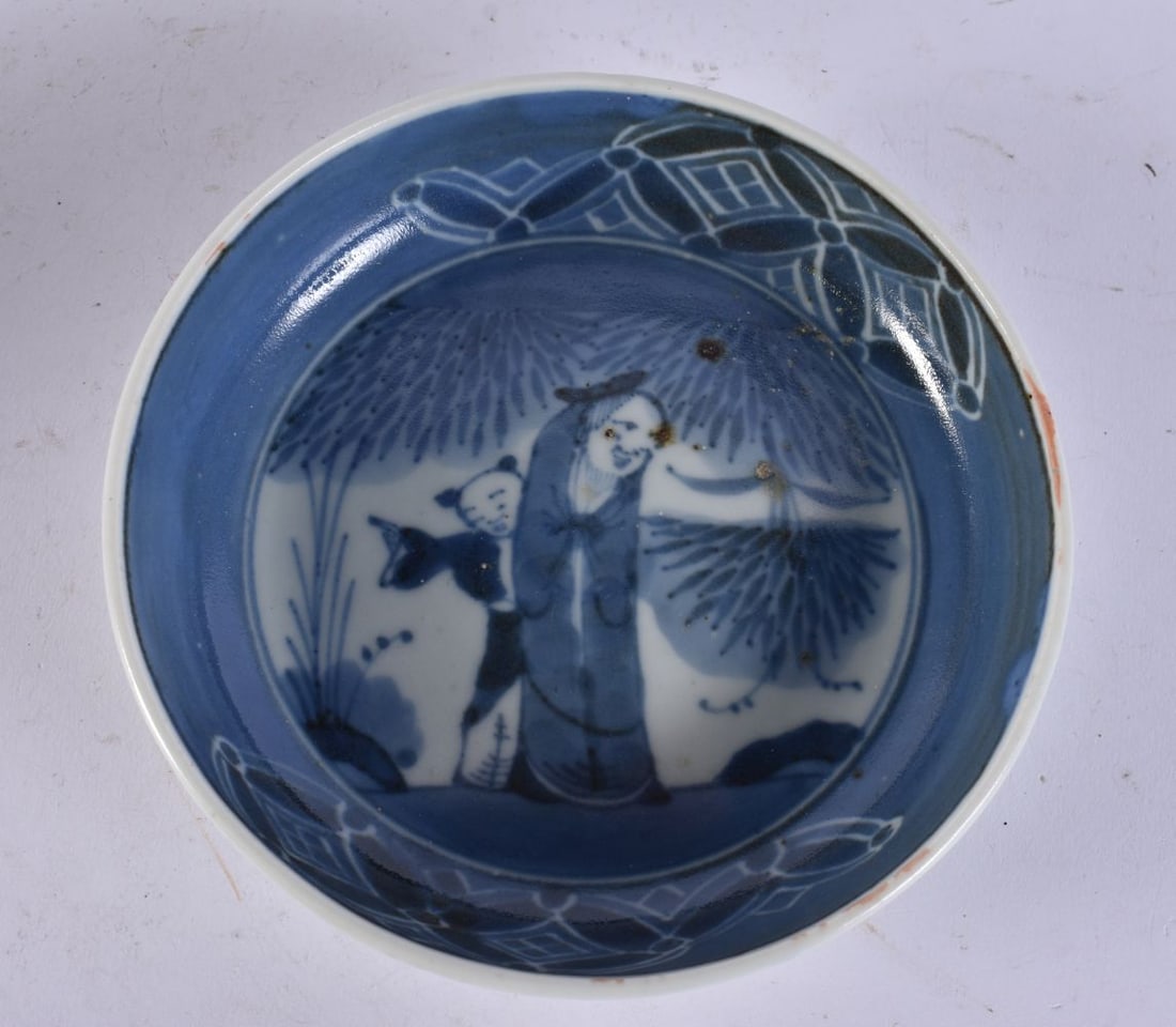 AN 18TH CENTURY JAPANESE EDO PERIOD BLUE AND WHITE PORCELAIN BOWL painted with figures. 14 cm wide. (1 of 5)