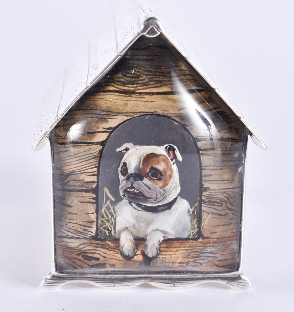 AN EARLY 20TH CENTURY SILVER NOVELTY DOG KENNEL VESTA CASE modelled as a kennel with pitched roof en (1 of 6)