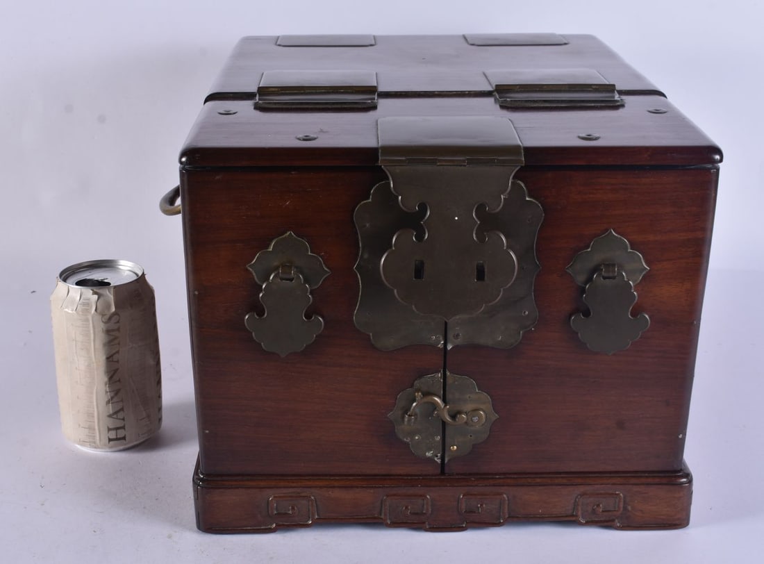 A LARGE 19TH CENTURY CHINESE CARVED HARDWOOD VANITY CASE Qing. 38 cm x 28 cm x 22 cm. (1 of 6)