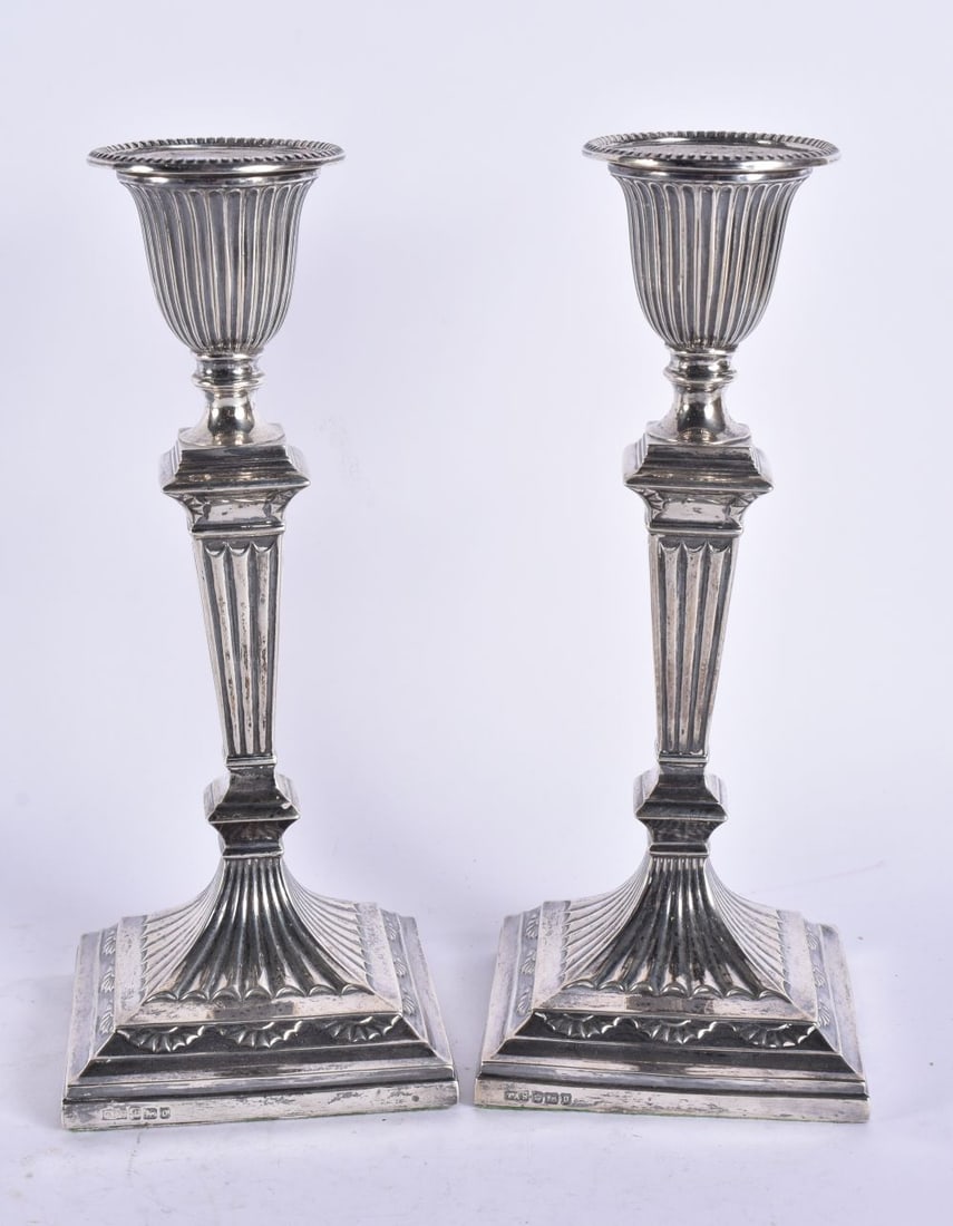 A PAIR OF EDWARDIAN SILVER CANDLESTICKS. Sheffield 1906. 909 grams overall. 21.5 cm high. (1 of 6)