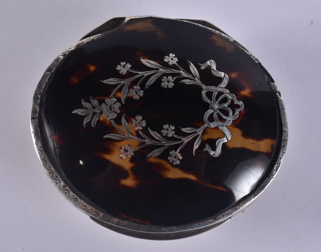 A REGENCY SILVER MOUNTED TORTOISESHELL SNUFF BOX. 51 grams. 7.5 cm x 6.5 cm. (1 of 5)