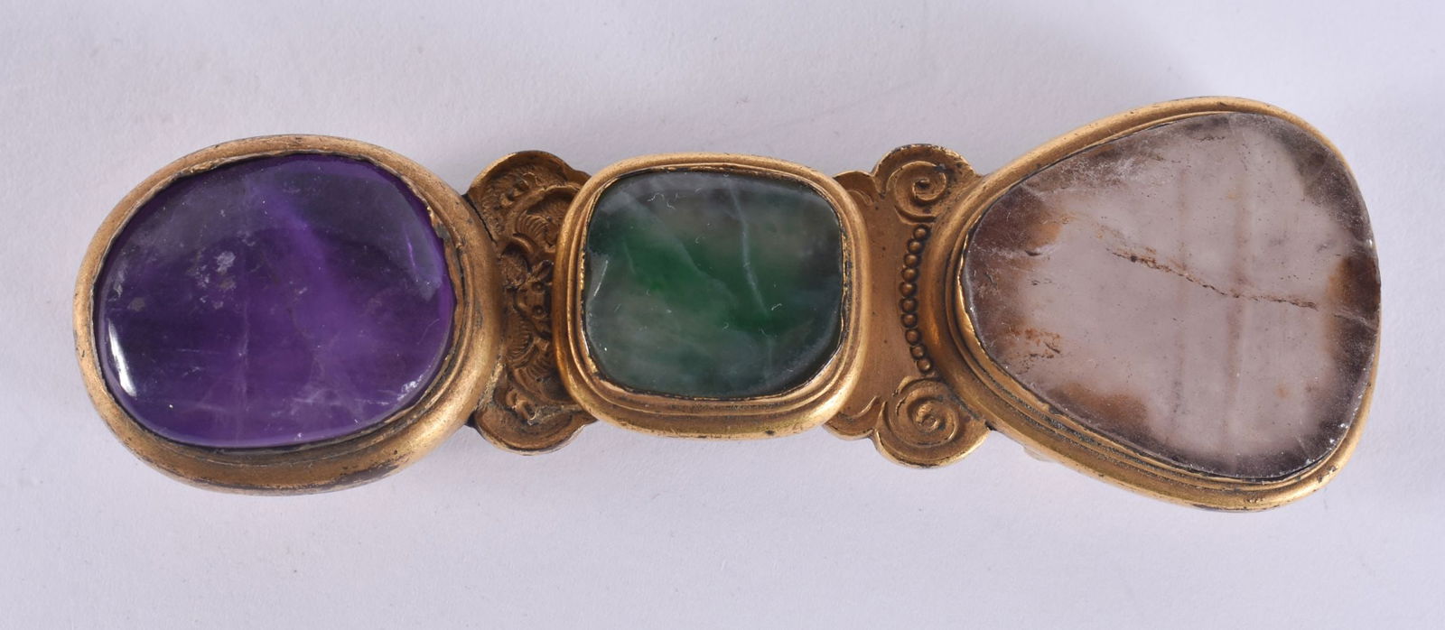 AN 18TH/19TH CENTURY CHINESE BRONZE JADEITE, AMETHYST AND SMOKEY QUARTZ BELT BUCKLE. 9 cm wide.: AN 18TH/19TH CENTURY CHINESE BRONZE JADEITE, AMETHYST AND SMOKEY QUARTZ BELT BUCKLE. 9 cm wide.