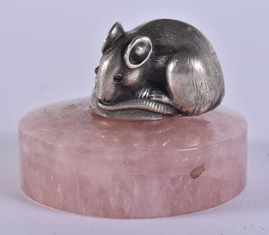 A CONTINENTAL SILVER AND ROSE QUARTZ MODEL OF A MOUSE. 5.25 cm wide. (1 of 7)