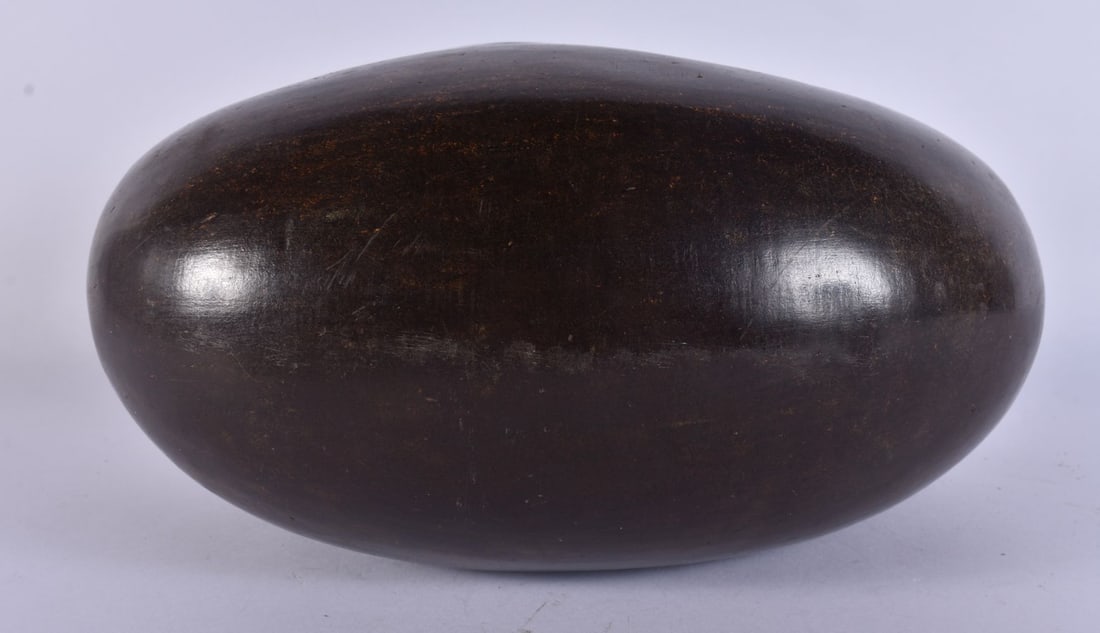 AN ANTIQUE COCO DE MER NUT. 23 cm x 18 cm. (1 of 6)