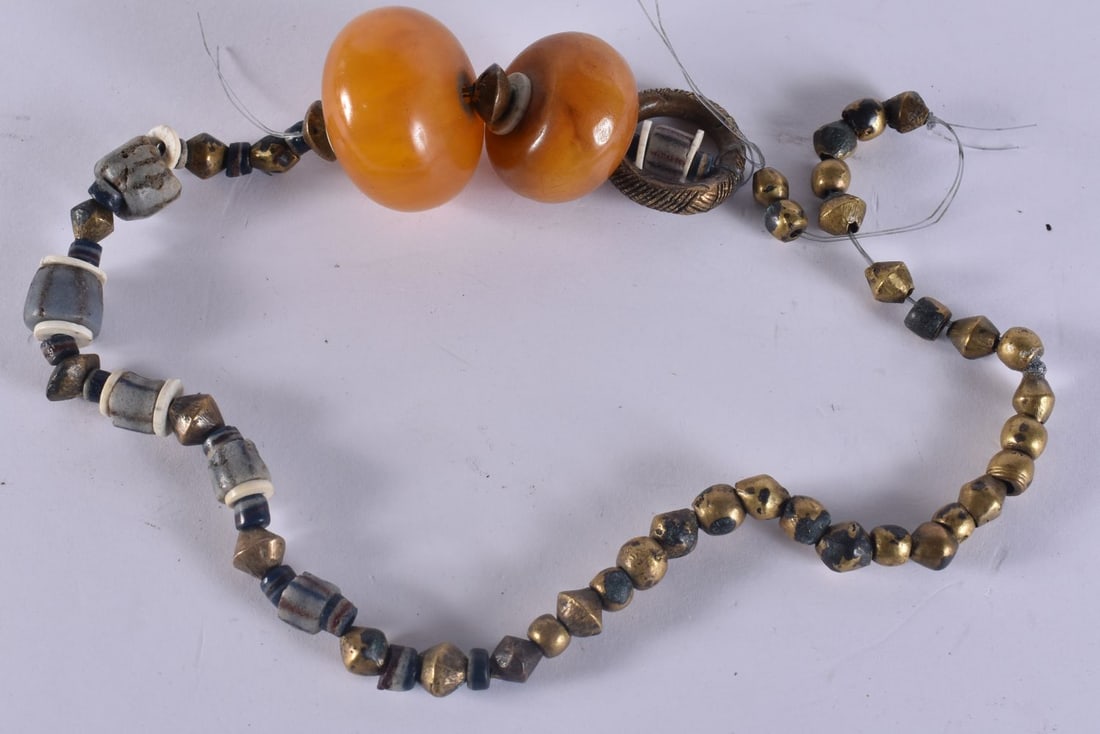 AN UNUSUAL TRIBAL AMBER NECKLACE. 50 cm long. (1 of 6)