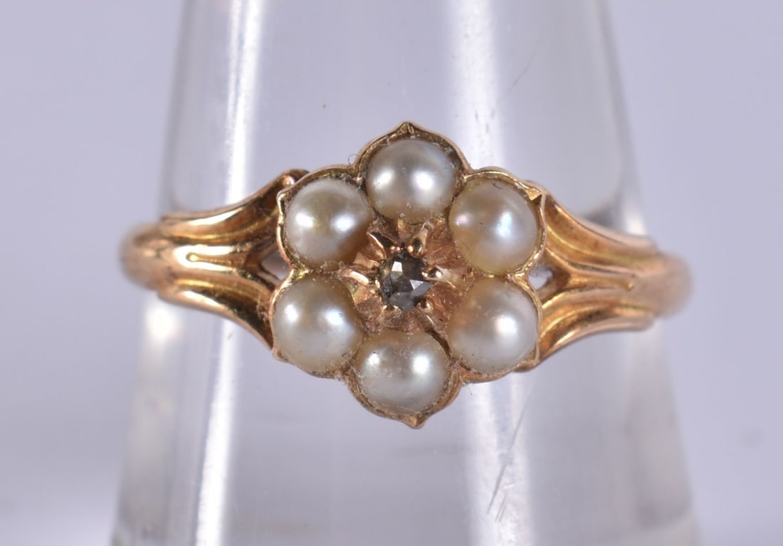 AN 18CT GOLD PEARL AND DIAMOND RING. 2.4 grams. (1 of 4)