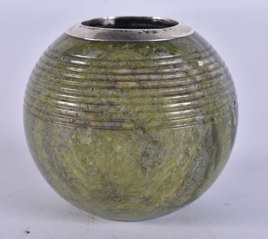 AN ANTIQUE SILVER MOUNTED AGATE MATCH STRIKER. 6.25 cm wide. (1 of 4)