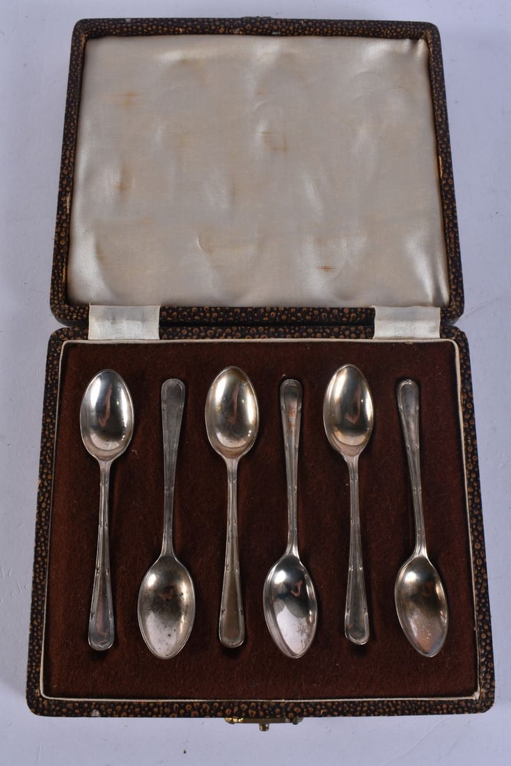 A SET OF SILVER SPOONS. 60 grams. (6) (1 of 4)