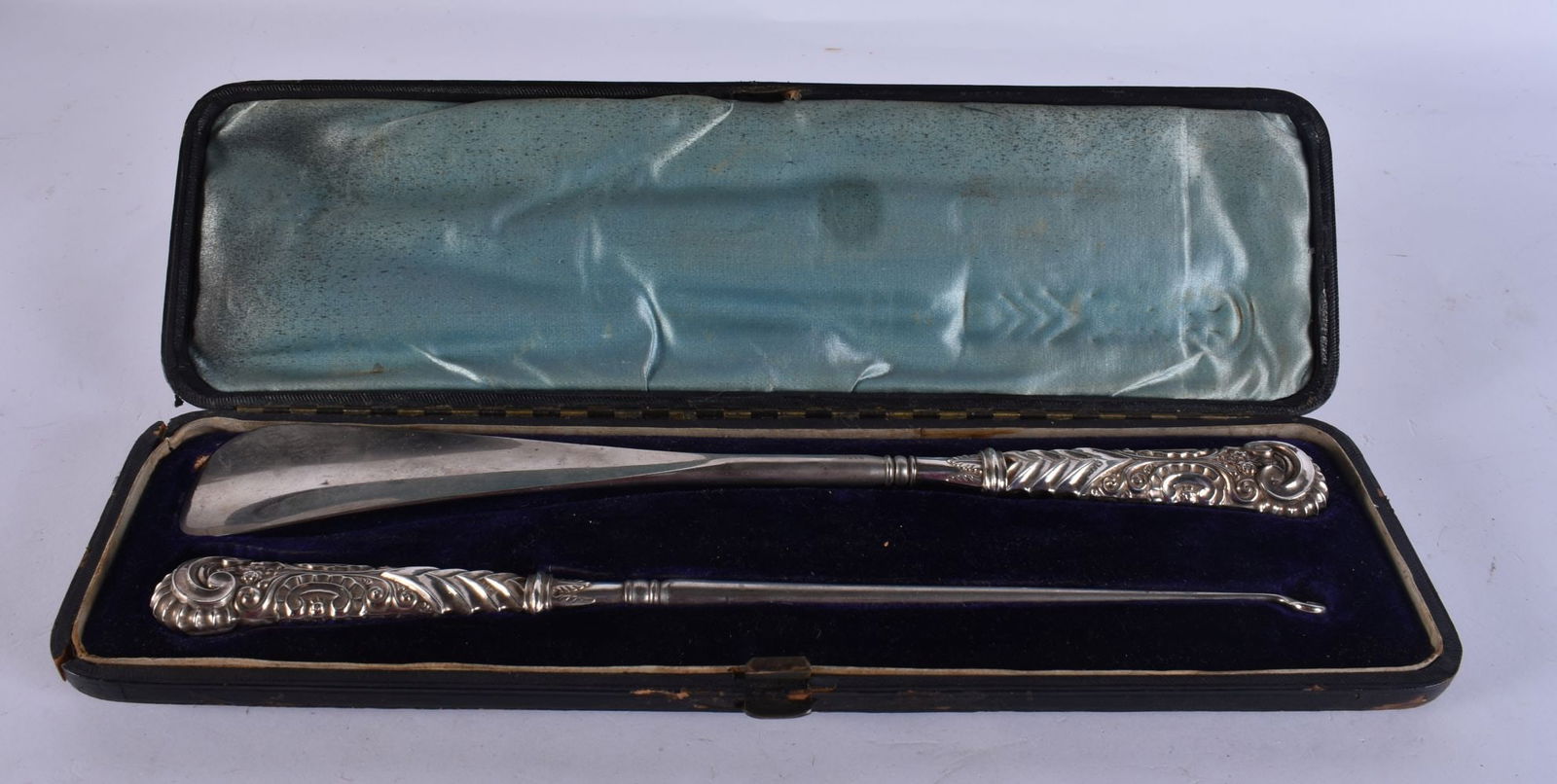 A CASED SET OF ANTIQUE SILVER HANDLED UTENSILS. 34 cm long. (1 of 4)