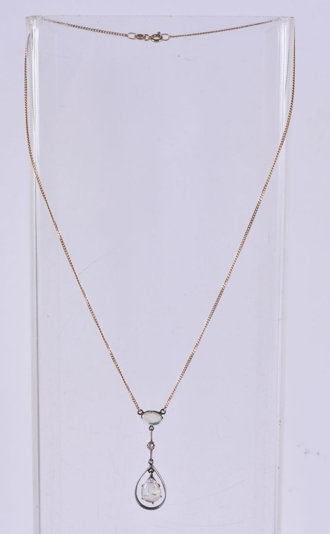 AN EDWARDIAN 9CT GOLD AND OPAL NECKLACE. 3.3 grams. 42 cm long, pendant 3.75 cm x 1.25 cm. (1 of 5)