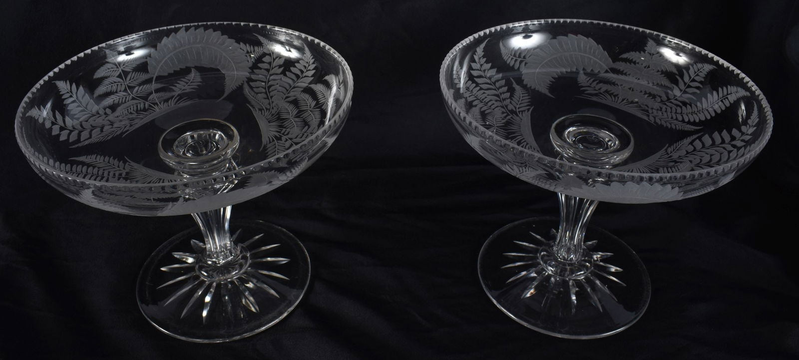 A PAIR OF STUART CRYSTAL ENGRAVED GLASS COMPORTS. 15 cm wide. (1 of 7)