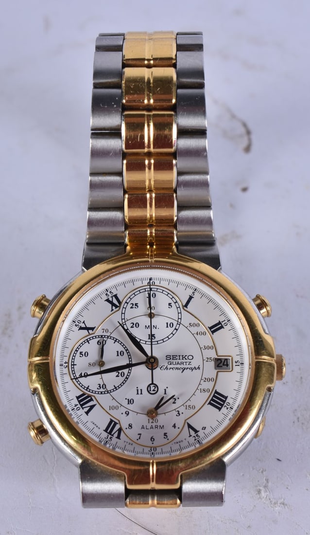 A SEIKO CHRONOGRAPH WRISTWATCH. Untested. 4 cm wide. (1 of 4)