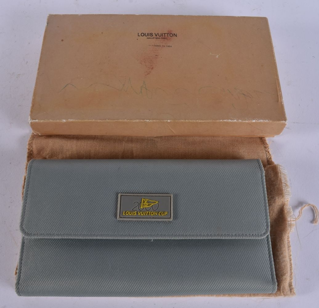 A LOUIS VUITTON PURSE. 10 cm x 18.5 cm. (1 of 4)