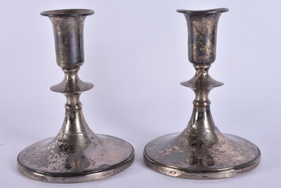 A PAIR OF SILVER CANDLESTICKS. 549 grams overall. 13.5 cm high. (1 of 5)