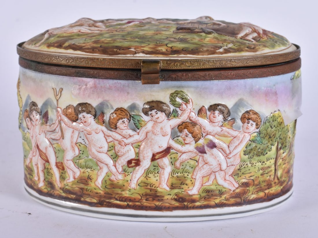 A CAPO DI MONTE PORCELAIN CASKET. 13.5 cm wide. (1 of 5)