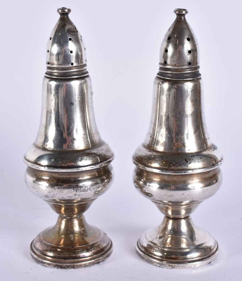 A PAIR OF SILVER CONDIMENTS. 360 grams overall . 11 cm high.: A PAIR OF SILVER CONDIMENTS. 360 grams overall . 11 cm high.