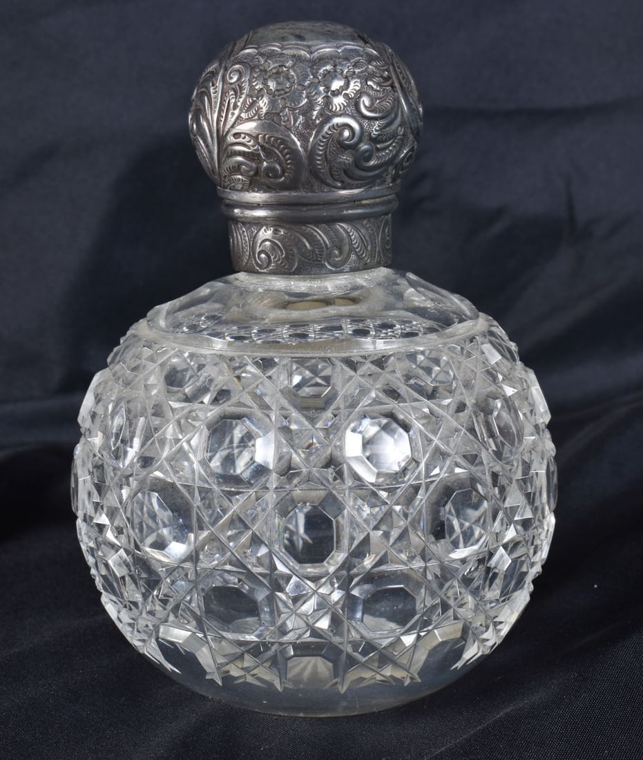 AN ANTIQUE SILVER MOUNTED GLASS PERFUME BOTTLE. 12.5 cm high. (1 of 4)