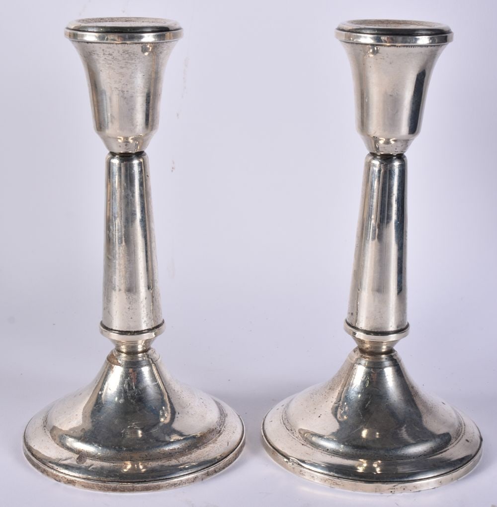 A PAIR OF SILVER CANDLESTICKS. 530 grams overall. 18 cm high. (1 of 5)