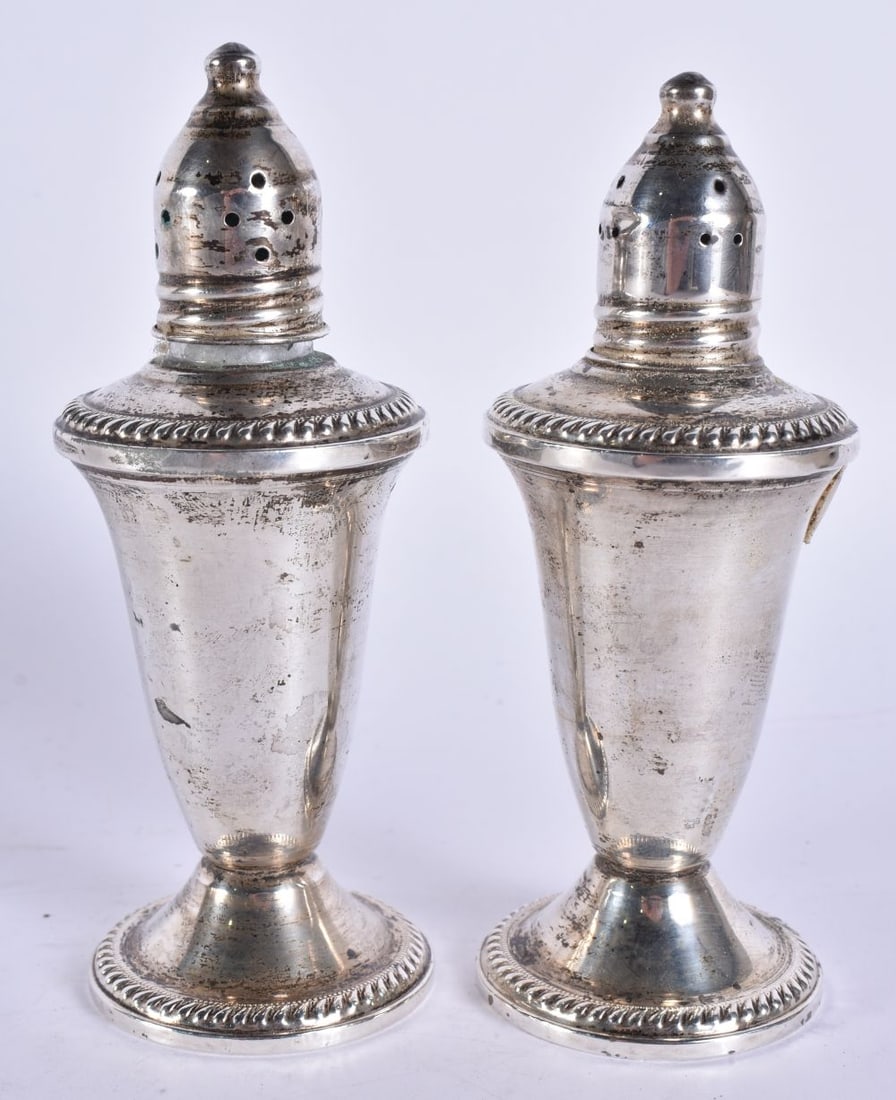 A PAIR OF SILVER CONDIMENTS. 228 grams overall. 12.5 cm high.: A PAIR OF SILVER CONDIMENTS. 228 grams overall. 12.5 cm high.