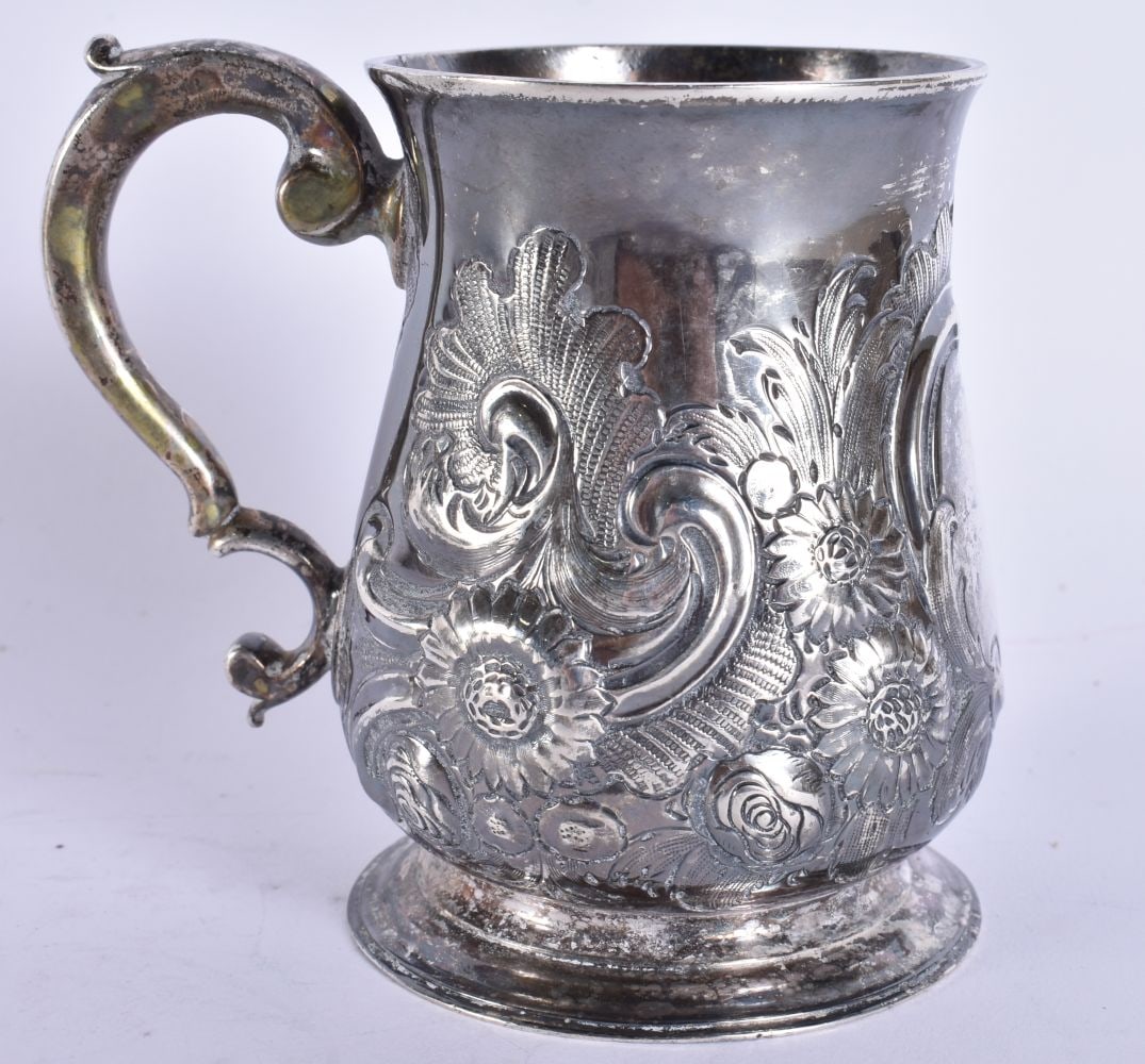 A GEORGE III SILVER TANKARD. 206 grams. 10.5 cm high. (1 of 5)