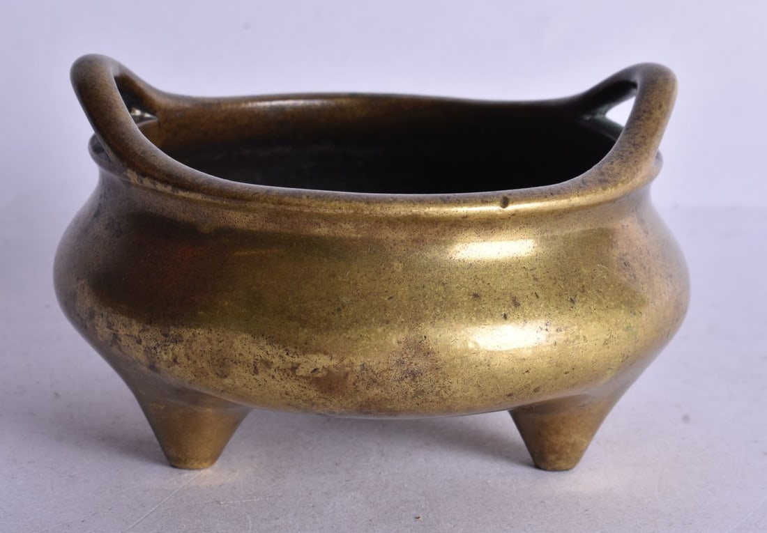 A CHINESE QING DYNASTY TWIN HANDLED BRONZE CENSER bearing Xuande marks to base. 12 cm wide, internal (1 of 5)