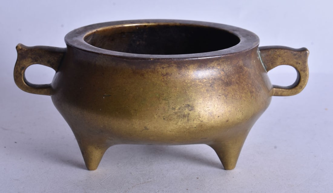 A CHINESE QING DYNASTY TWIN HANDLED BRONZE CENSER bearing Xuande marks to base. 16.5 cm wide, intern (1 of 4)