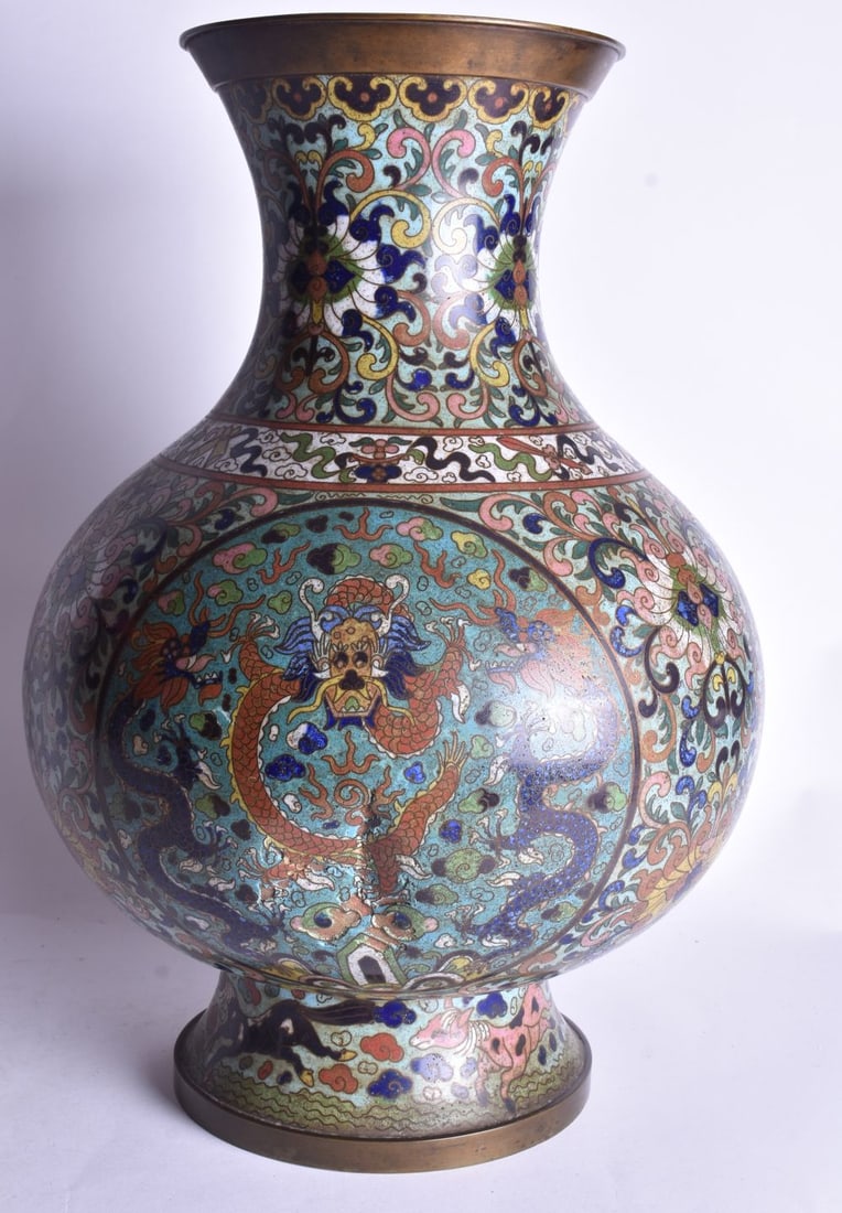 A LARGE CHINESE QING DYNASTY CLOISONNE ENAMEL DRAGON VASE. 38 cm x 22 cm. (1 of 3)