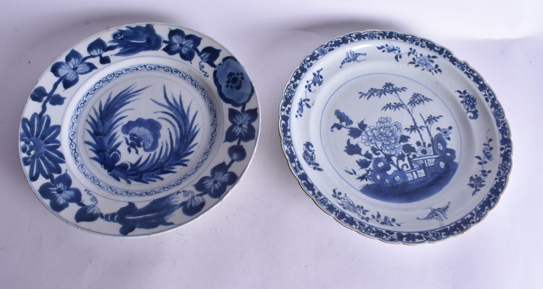 TWO EARLY 18TH CENTURY CHINESE BLUE AND WHITE PORCELAIN PLATES Kangxi/Yongzheng. 26 cm wide. (1 of 5)