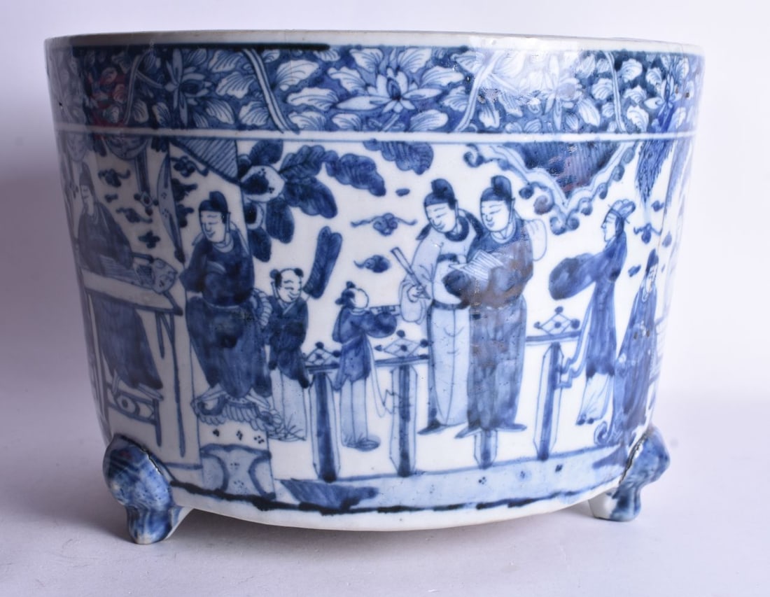 A 17TH CENTURY CHINESE BLUE AND WHITE PORCELAIN PLANTER Late Ming. 25 cm x 18 cm. (1 of 6)