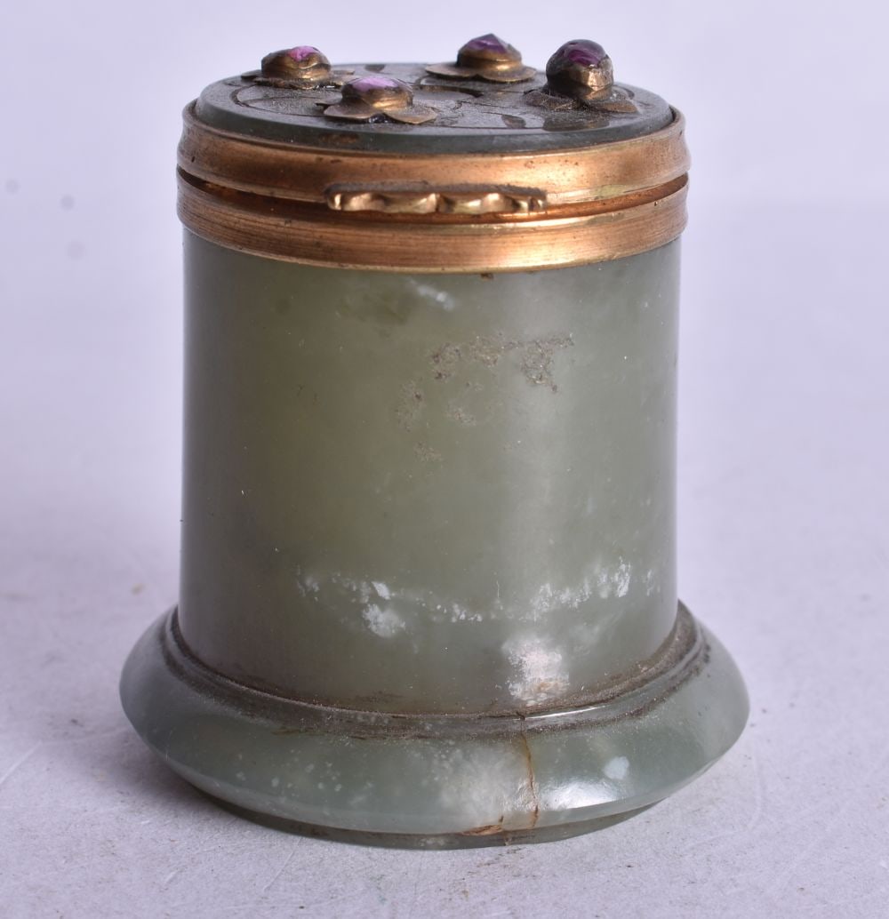 AN ANTIQUE ISLAMIC JADE BOX. 5 cm high. (1 of 4)