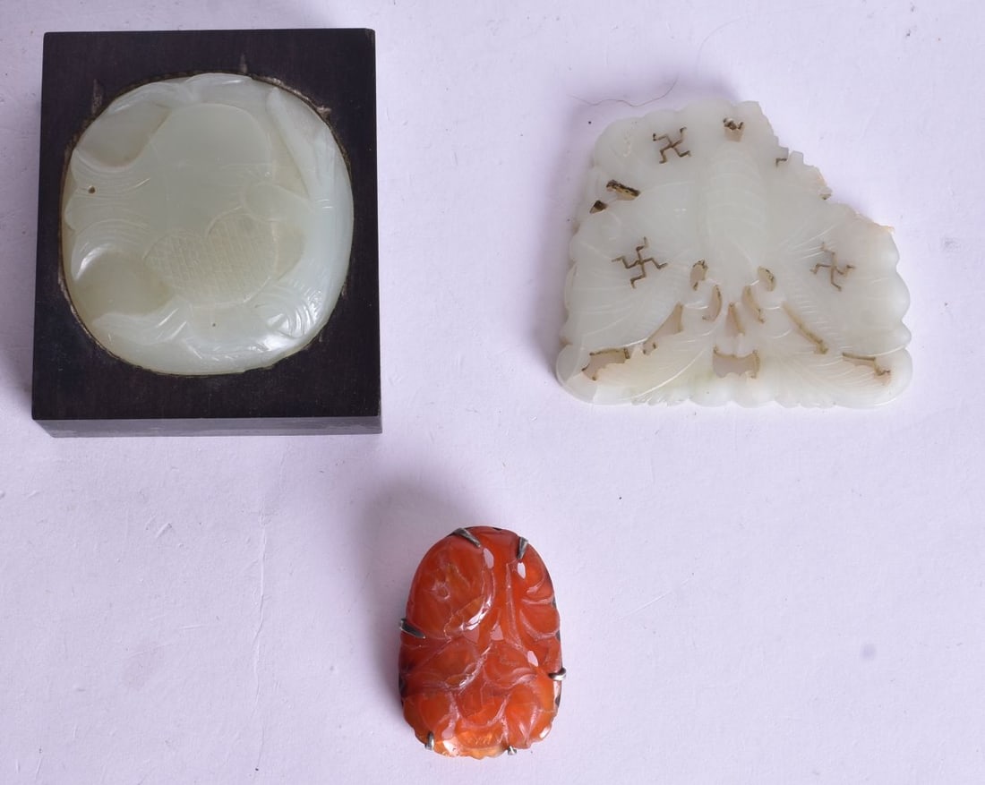 ASSORTED CHINESE QING DYNASTY JADE AND AGATE. Largest 8.5 cm wide. (3) (1 of 5)