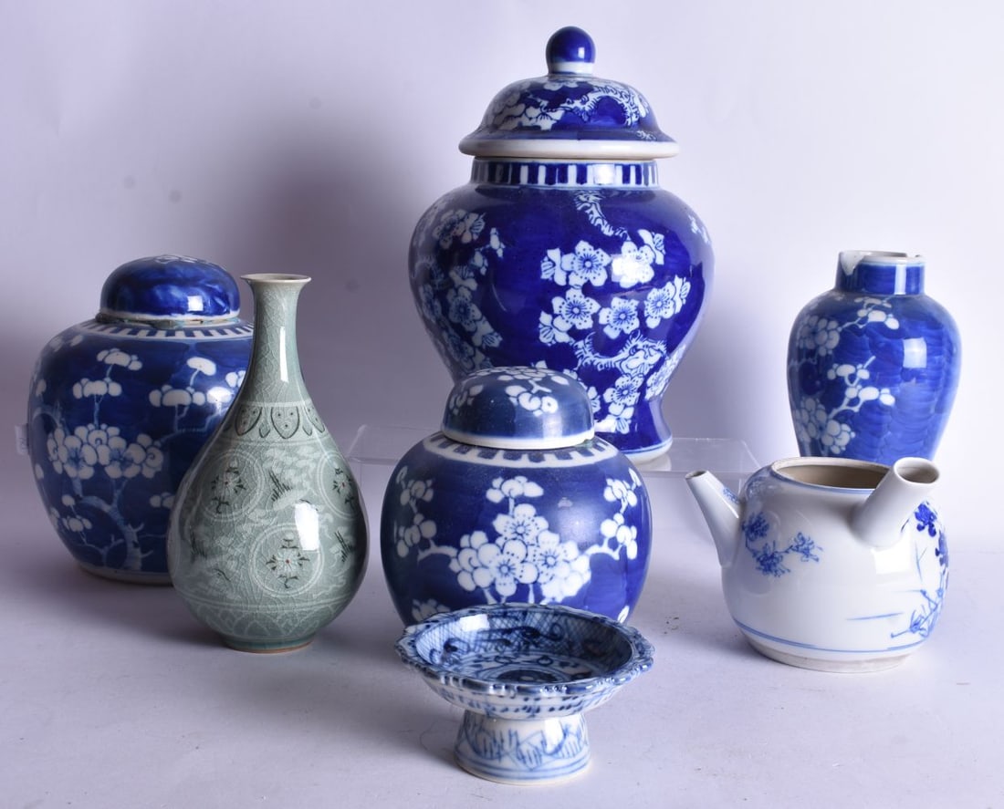 ASSORTED MAINLY BLUE AND WHITE ORIENTAL PORCELAIN. Largest 21 cm high. (7) (1 of 8)