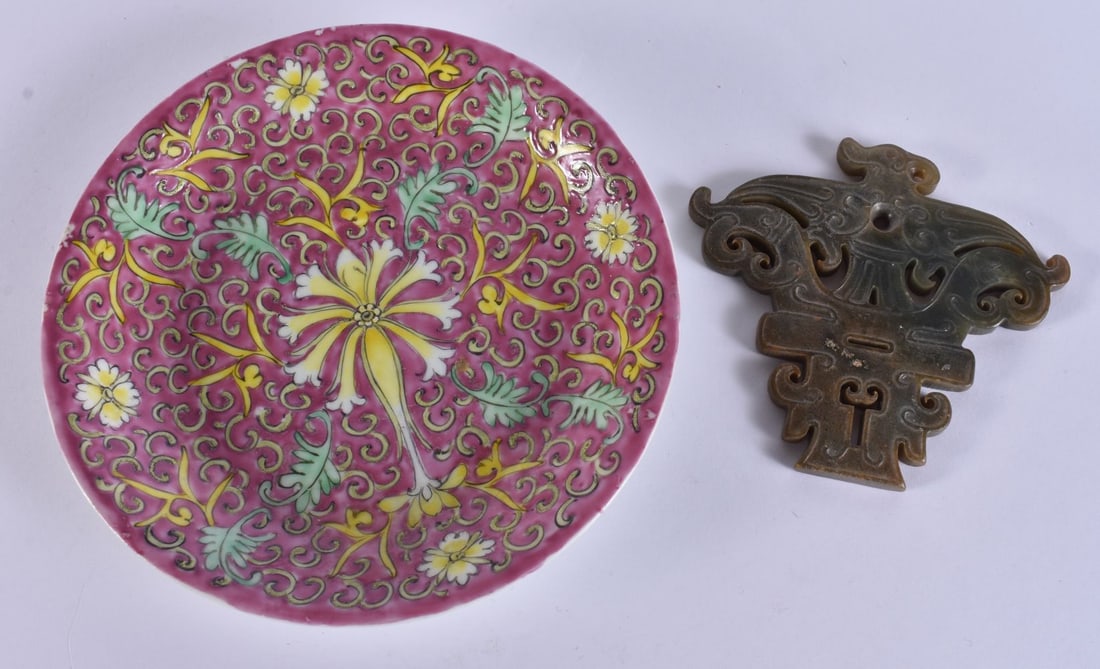 A LATE 19TH CENTURY CHINESE STRAITS PORCELAIN SAUCER together with a jade amulet. Largest 14 cm wide (1 of 5)