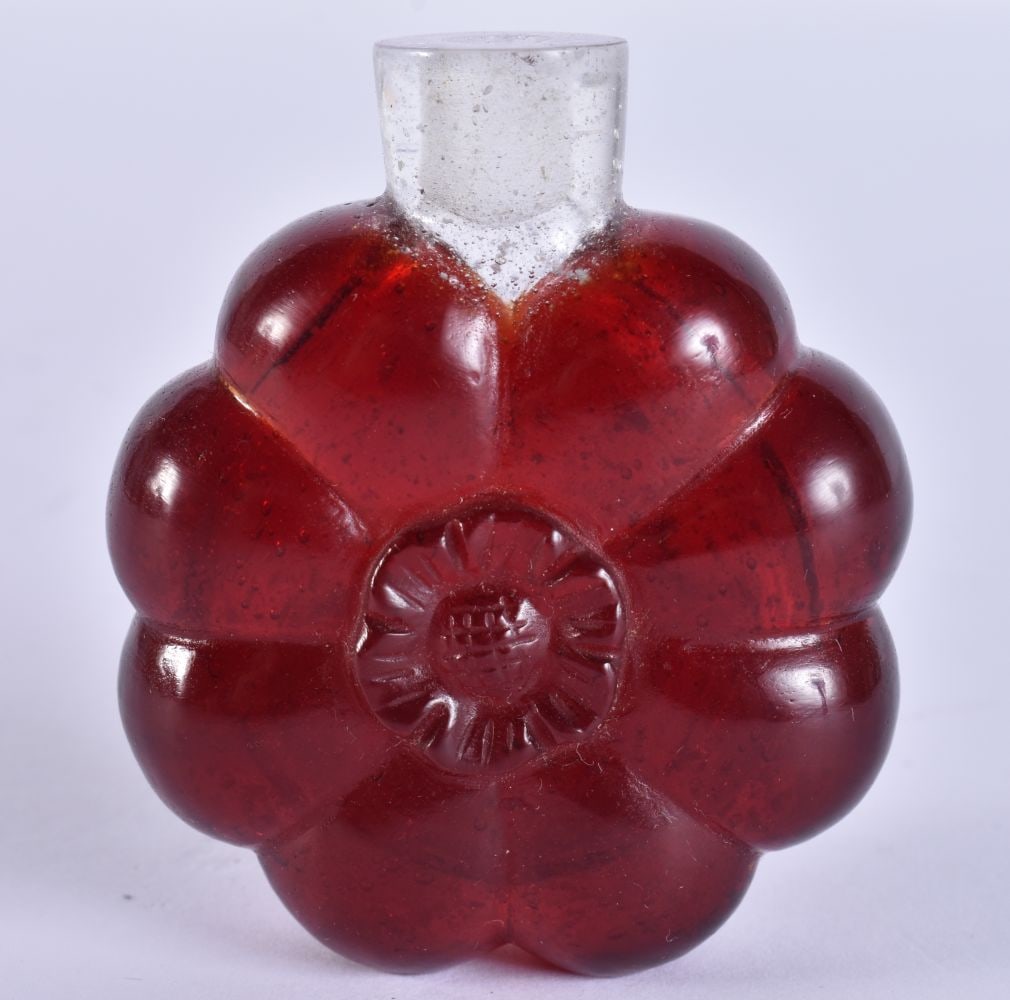 AN UNUSUAL 19TH CENTURY CHINESE RUBY GLASS SNUFF BOTTLE Late Qing. 6.5 cm x 5.5 cm. (1 of 5)