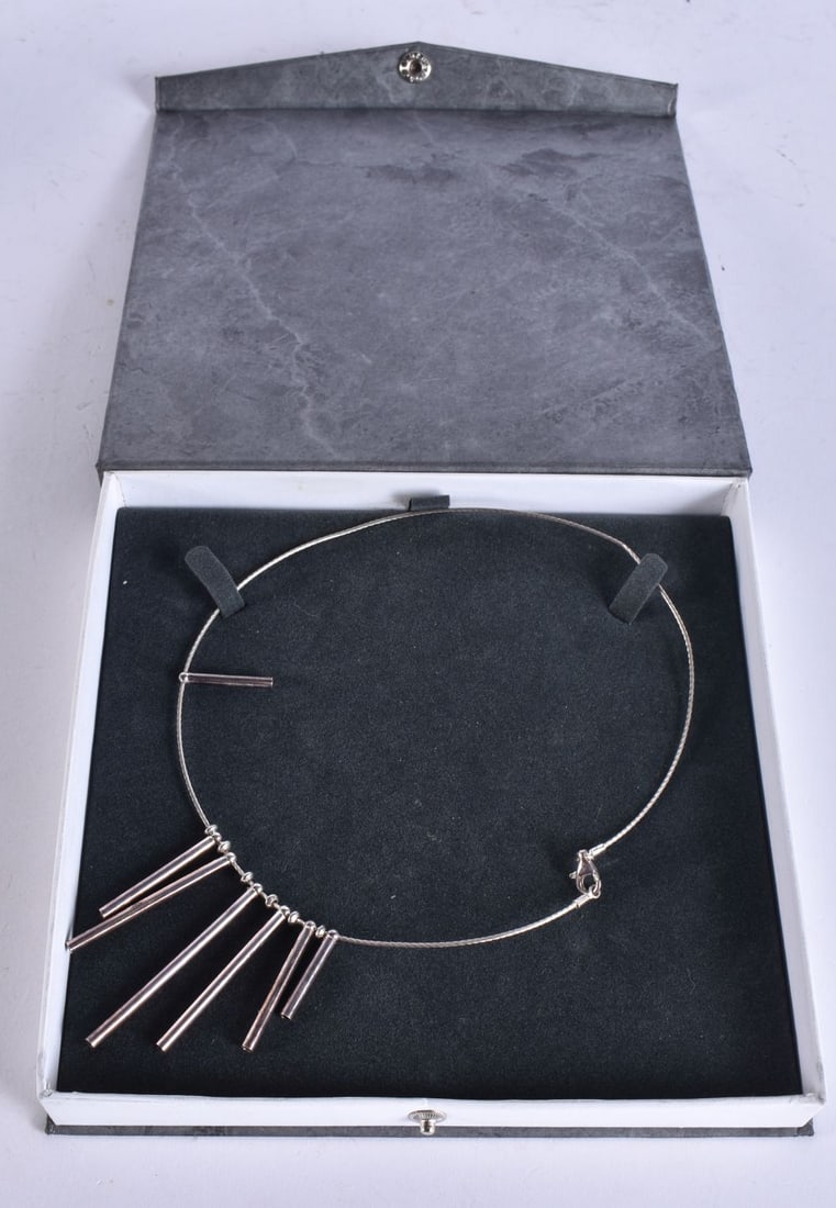 A SILVER MODERNIST NECKLACE. 18 grams. 40 cm long.: A SILVER MODERNIST NECKLACE. 18 grams. 40 cm long.