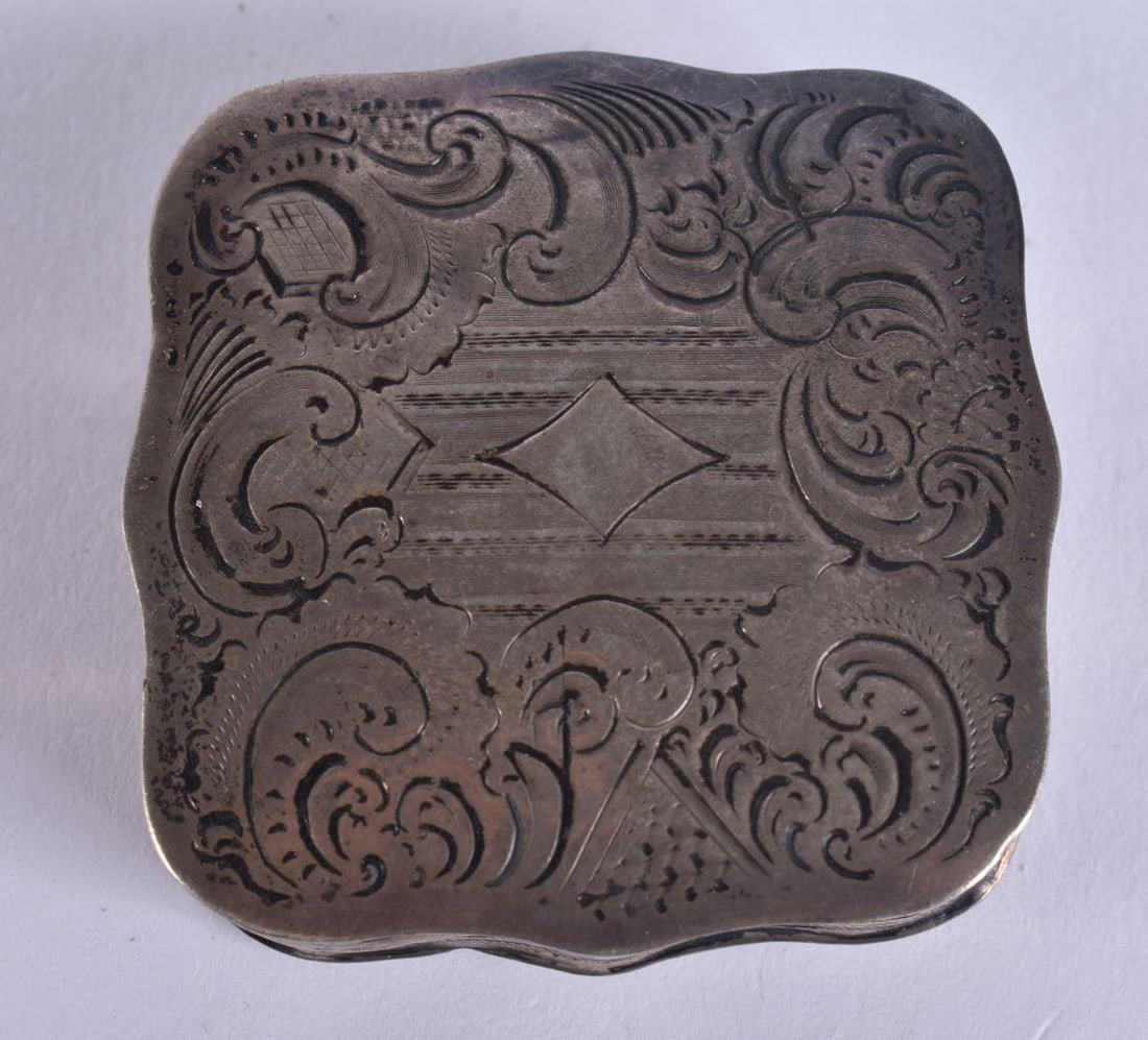 AN ANTIQUE SILVER SNUFF BOX. 24 grams. 5 cm wide. (1 of 4)