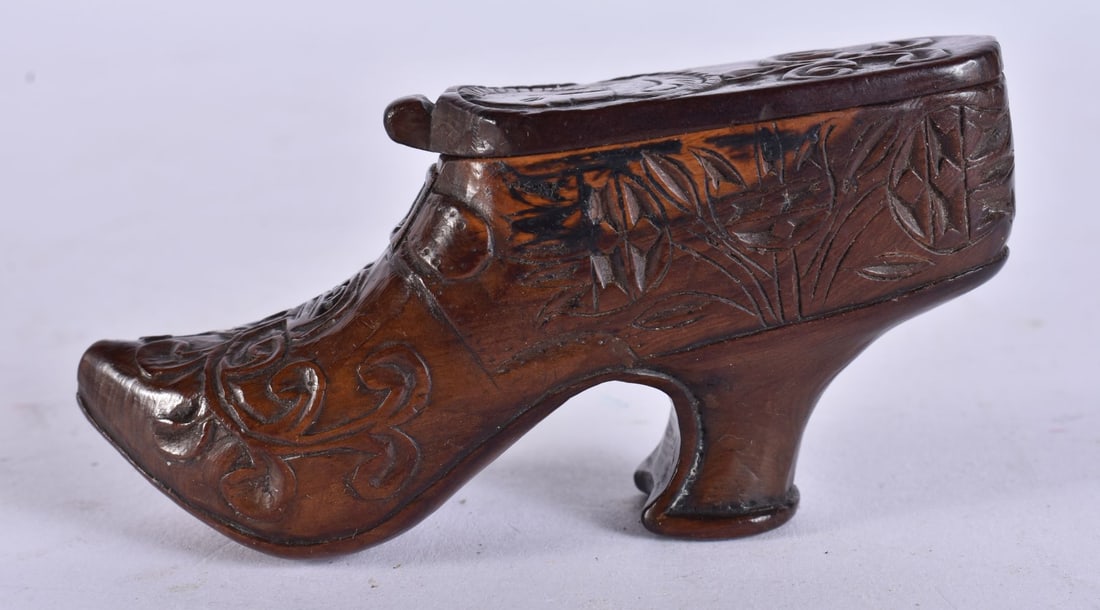 AN ANTIQUE TREEN WOOD SHOE SNUFF BOX. 9 cm wide. (1 of 6)
