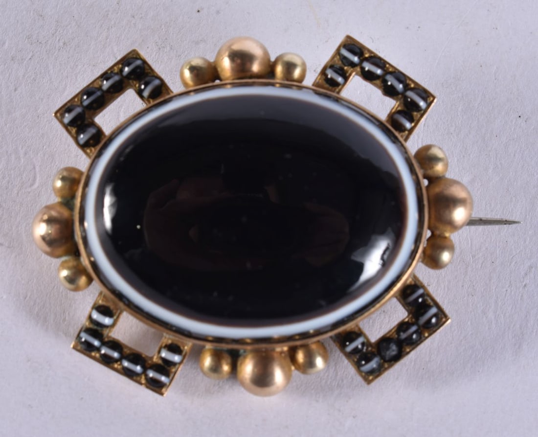 AN ANTIQUE YELLOW METAL AGATE BROOCH. 5 cm x 3.5 cm. (1 of 3)