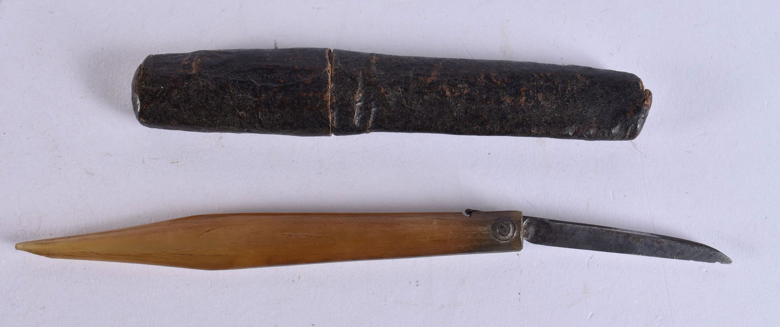 AN ANTIQUE HORN QUILL KNIFE. 18 cm long extended. WE ARE UNABLE TO OFFER IN HOUSE SHIPPING ON THIS L (1 of 4)