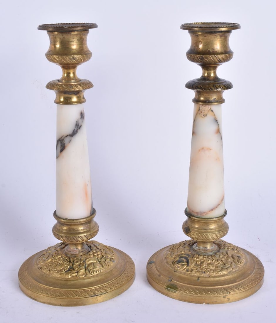 A PAIR OF ANTIQUE FRENCH BRONZE AND MARBLE CANDLESTICKS. 19.5 cm high.: A PAIR OF ANTIQUE FRENCH BRONZE AND MARBLE CANDLESTICKS. 19.5 cm high.