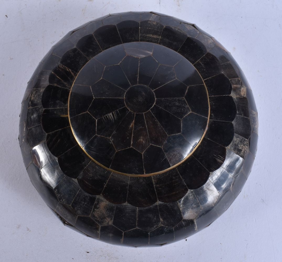 A HORN BOX AND COVER. 14 cm wide.: A HORN BOX AND COVER. 14 cm wide.