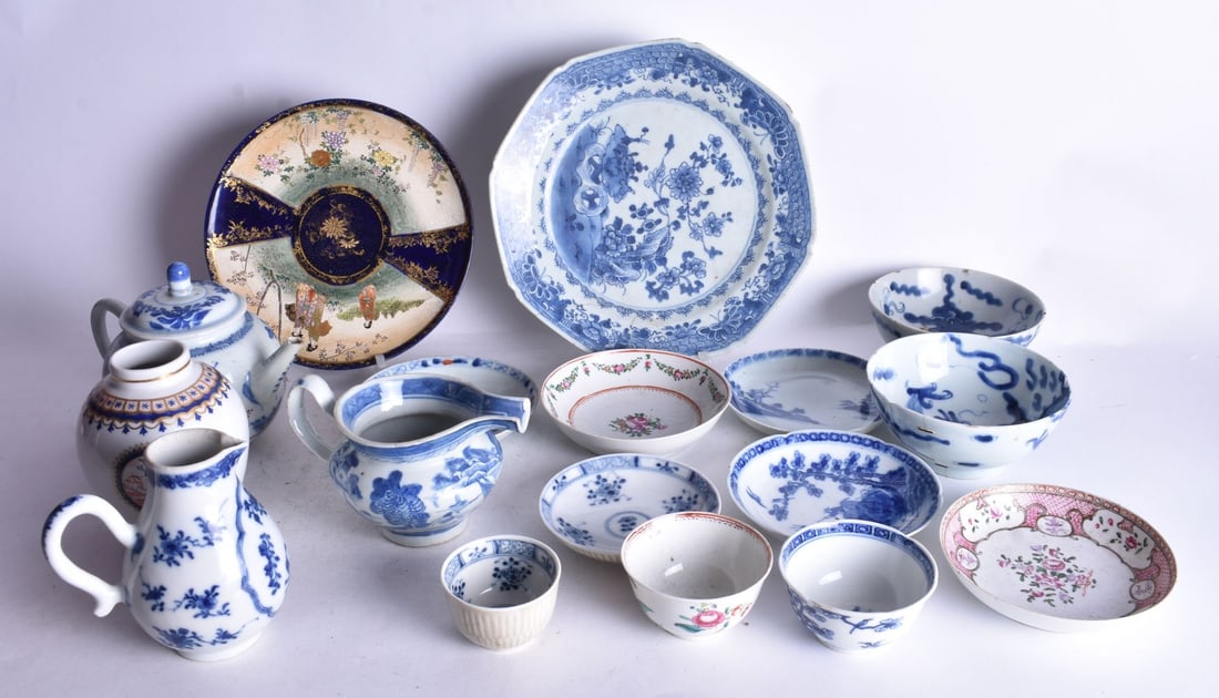 Chinese two dragon bowls, two blue and white teabowls and saucers, tea canister, teabowl and saucer (1 of 5)