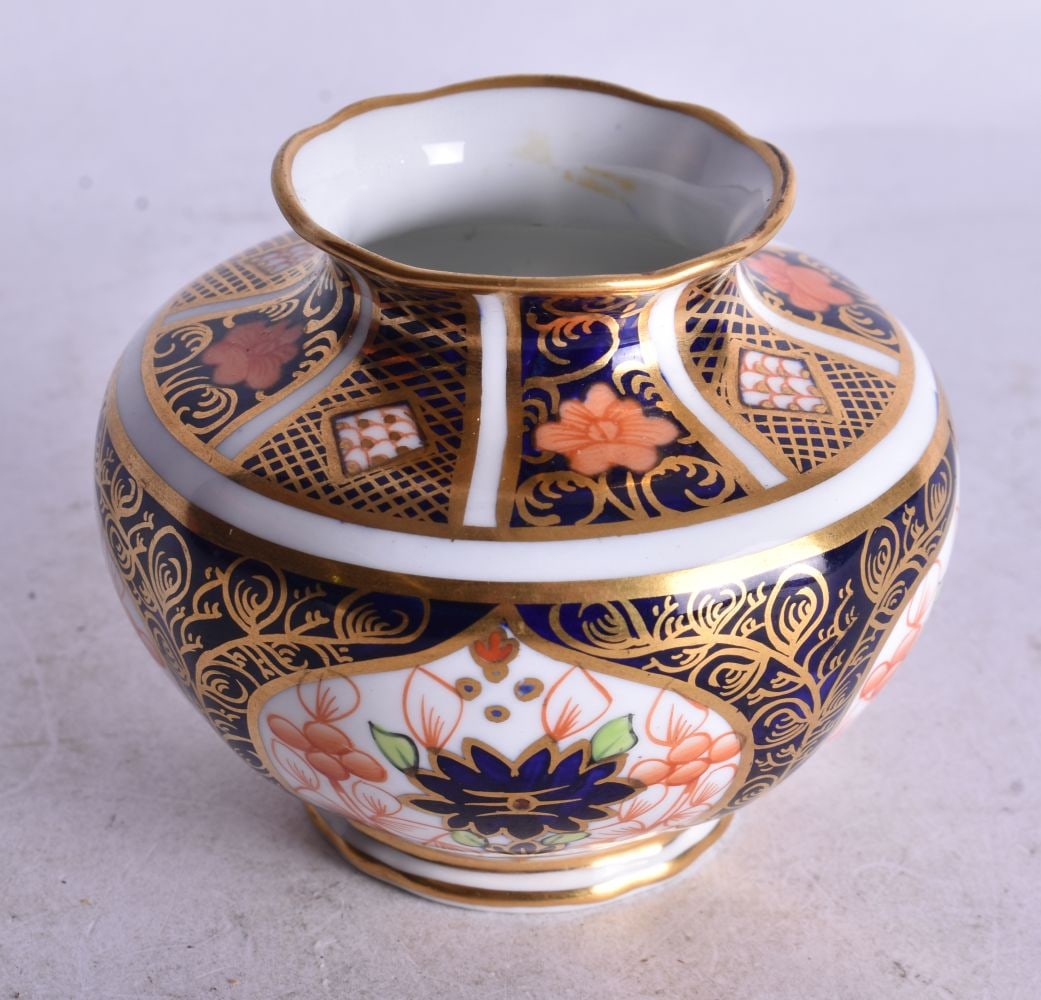 Royal Crown Derby vase painted with imari pattern 1128 date mark 1920. 9cm width (1 of 4)